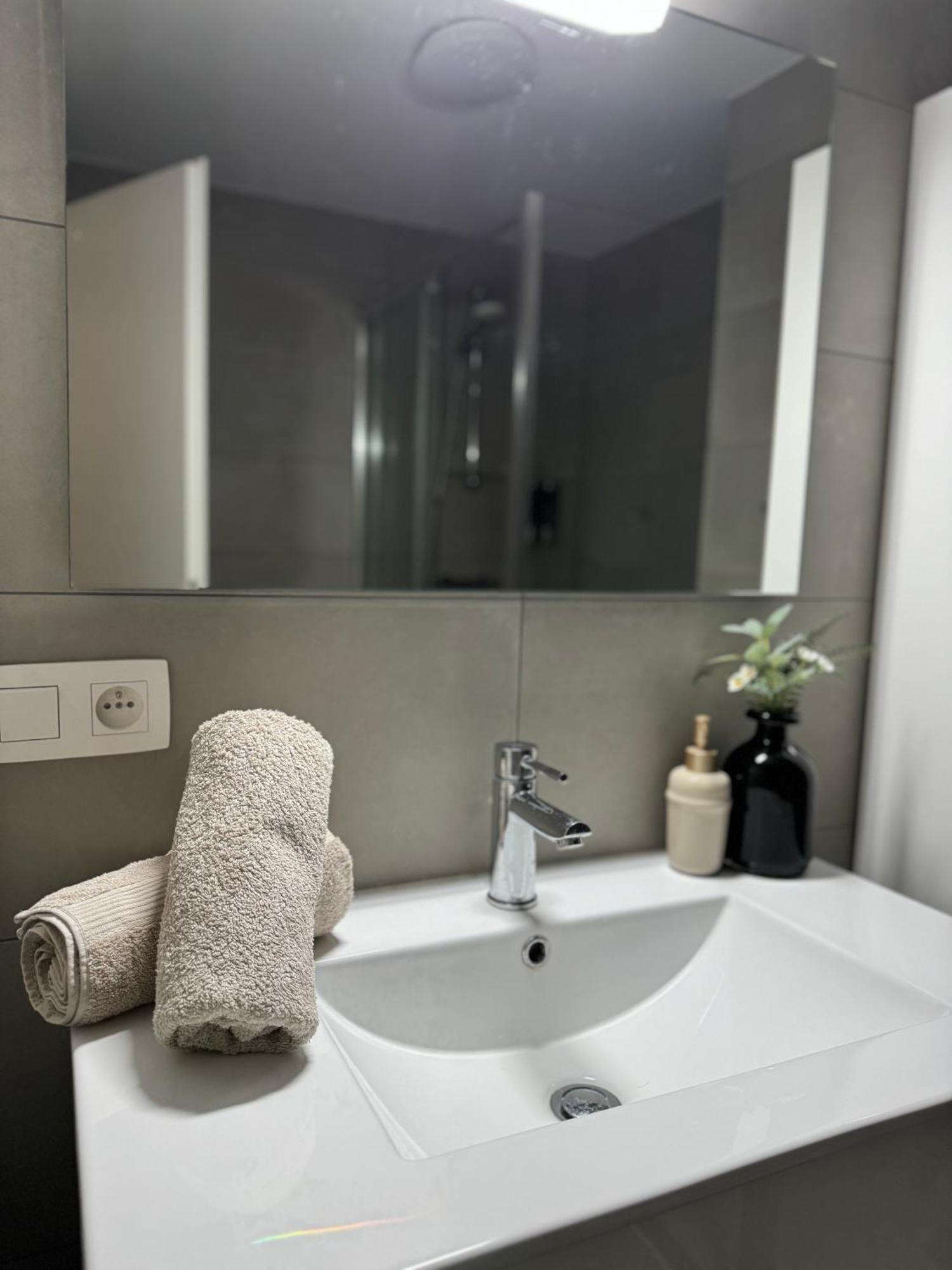 شقة Liege Luxe & Jacuzzi Sous Les Etoiles سانت نيكولاس المظهر الخارجي الصورة